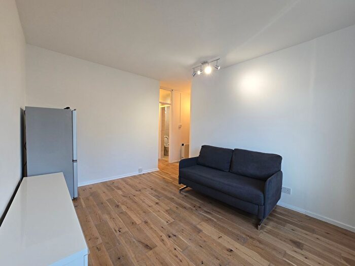 1 Bedroom Flat To Rent In Jeffreys Road, Clapham North, SW4