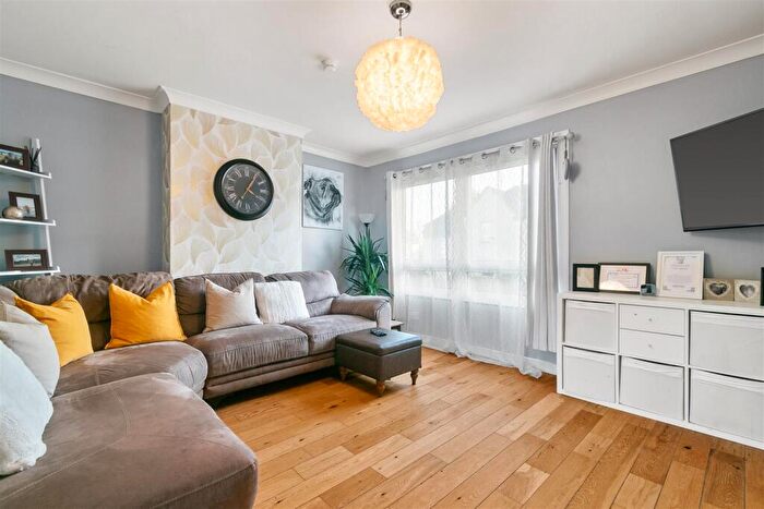 3 Bedroom End Of Terrace House For Sale In Barrs Terrace, Dumbarton, G82