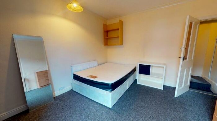 3 Bedroom Property To Rent In Welton Place, Hyde Park, Leeds, LS6