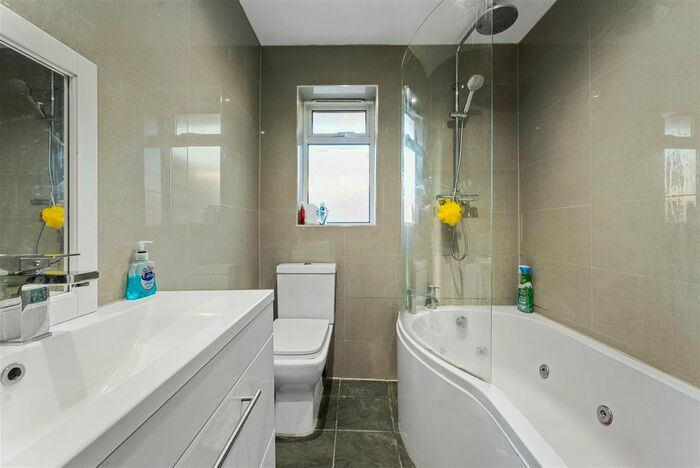 2 Bedroom Detached Bungalow For Sale In St. Lukes Close, Woodside, Croydon, SE25