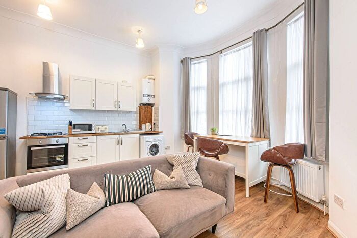 2 Bedroom Flat To Rent In Buckley Road, Brondesbury, London, NW6