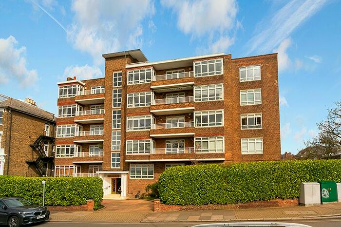 3 Bedroom Flat To Rent In Richmond Hill, Richmond, TW10