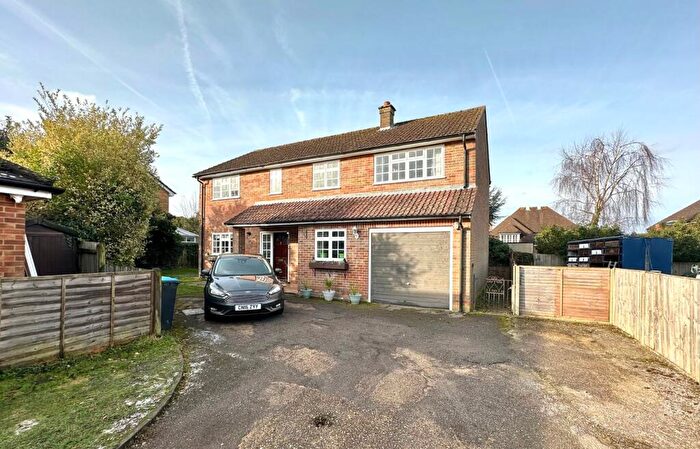 4 Bedroom Detached House For Sale In Yew Tree Drive, Bovingdon, HP3