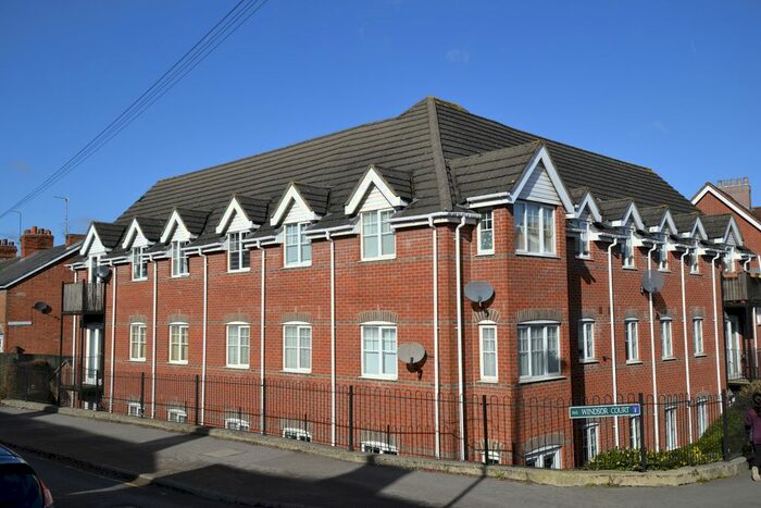 2 Bedroom Flat To Rent In Windsor Court, Newbury, RG14
