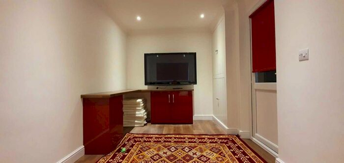 Studio To Rent In High Tree Close, Addlestone KT15