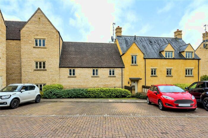2 Bedroom Flat To Rent In Cross Close, Cirencester, GL7