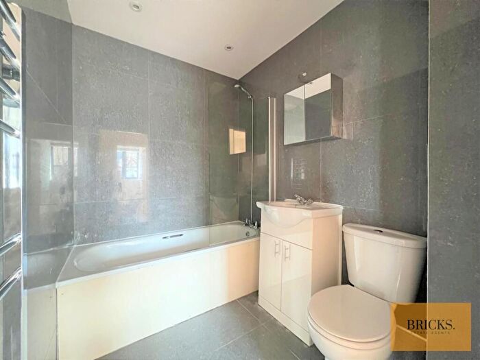 2 Bedroom Apartment To Rent In Flat, Lea Bridge Road, London, E10