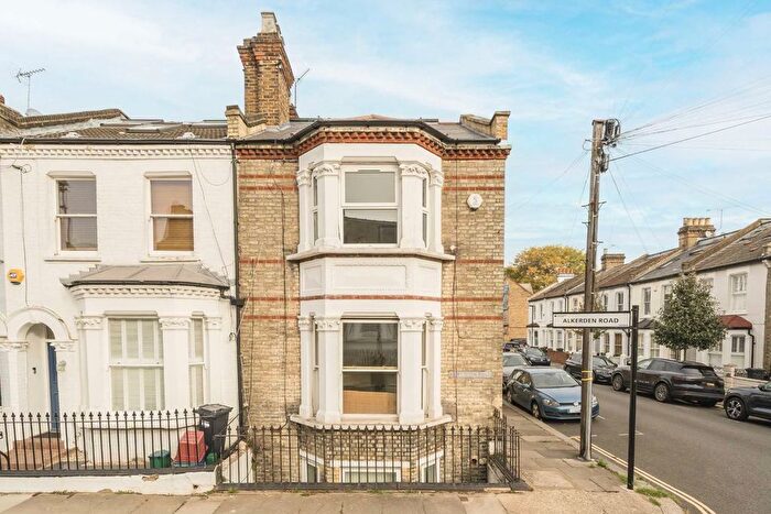 3 Bedroom Flat For Sale In Alkerden Road, Chiswick, W4