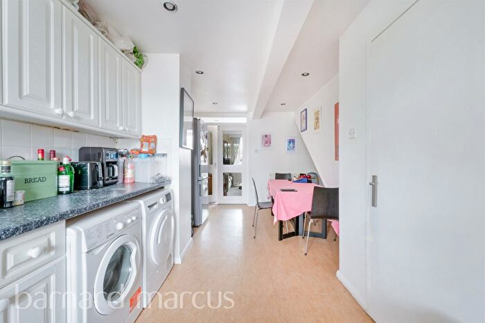 3 Bedroom Flat For Sale In Althorpe Mews, London, SW11
