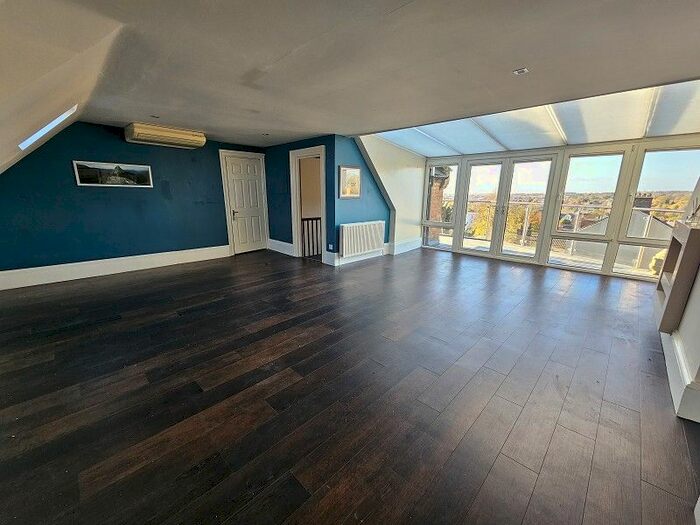 3 Bedroom Flat To Rent In Leicester Parade, Barrack Road, Northampton, Northamptonshire., NN2