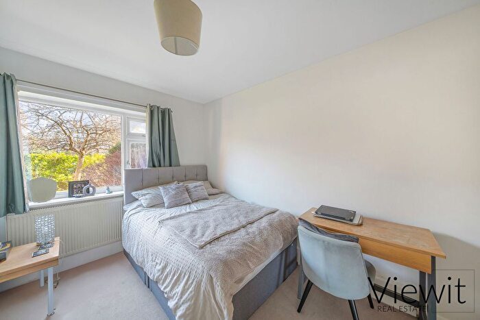 1 Bedroom Flat To Rent In Pinewood Court, Montague Road, London, SW19