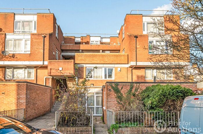 4 Bedroom Flat For Sale In Cheltenham Road, London, SE15