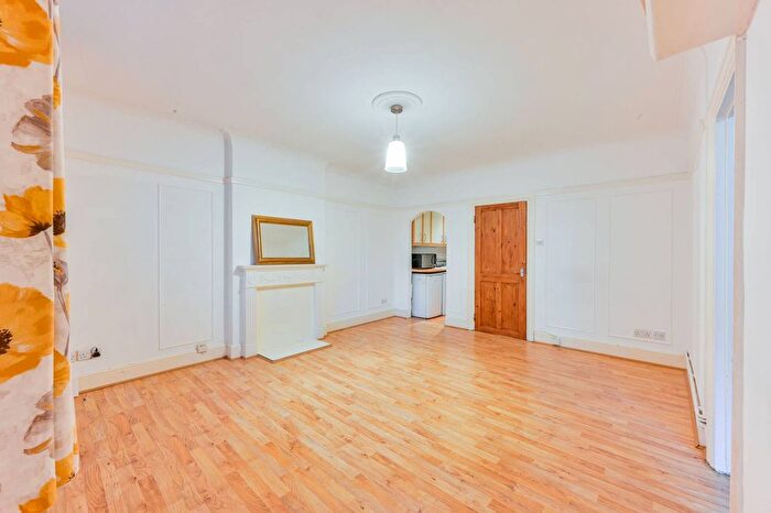 1 Bedroom Flat To Rent In Mortimer Crescent, Kilburn, London, NW6