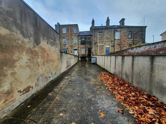 2 Bedroom Flat To Rent In Market Street, Heckmondwike, WF16