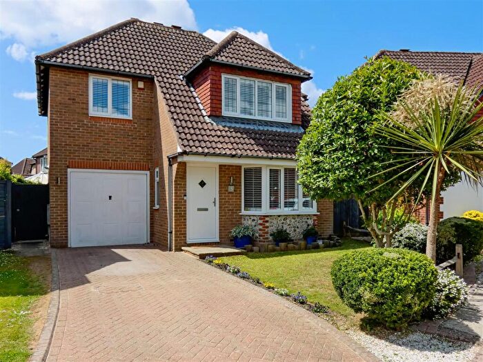 4 Bedroom Detached House For Sale In Cowdray Close, Rustington, BN16