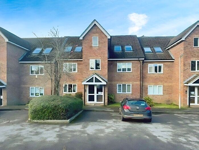 1 Bedroom Studio For Sale In Old Fives Court, Burnham, Slough, SL1