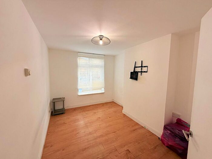 1 Bedroom Flat To Rent In Frinton Mews, Ilford, IG2