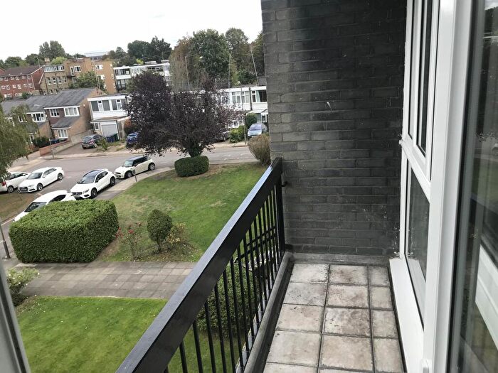 2 Bedroom Apartment To Rent In Ashbourne Close, London, N12