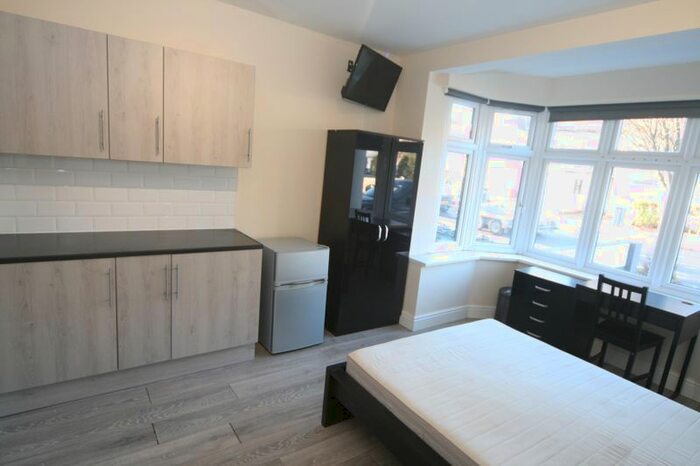 Studio To Rent In Bideford Avenue, Perivale, Greenford UB6