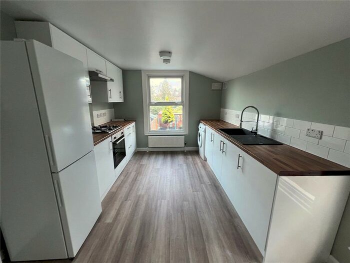 3 Bedroom Apartment To Rent In Whittington Road, Bowes Park, London, N22