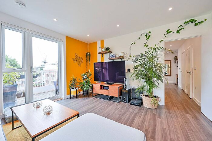 2 Bedroom Flat For Sale In Enfield Road, Acton, London, W3