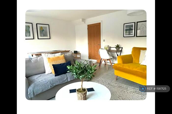 3 Bedroom Semi-Detached House To Rent In Pecketts Gate, Chichester, PO19