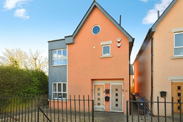 2 Bedroom Maisonette For Sale In Fives Court Close, Ware, SG12