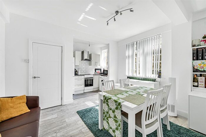 2 Bedroom Flat For Sale In Horn Lane, London, W3