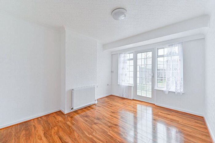 3 Bedroom Flat To Rent In Duncroft, Plumstead, London, SE18