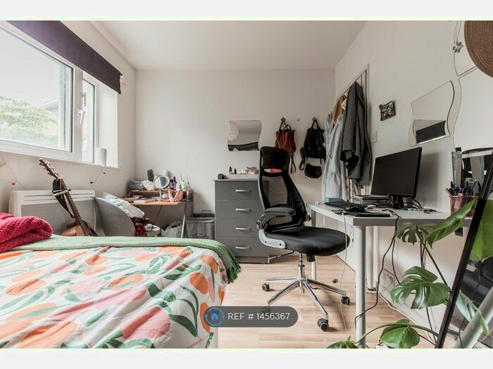 4 Bedroom Flat To Rent In Bedser Court, London, SW4