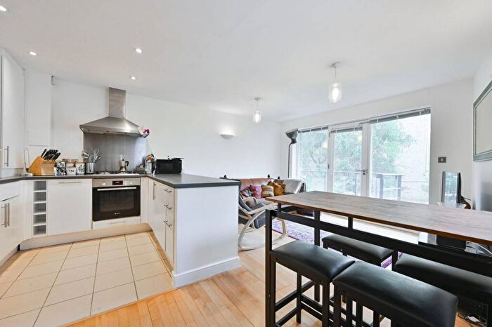 2 Bedroom Flat To Rent In Clephane Road, Canonbury, London, N1