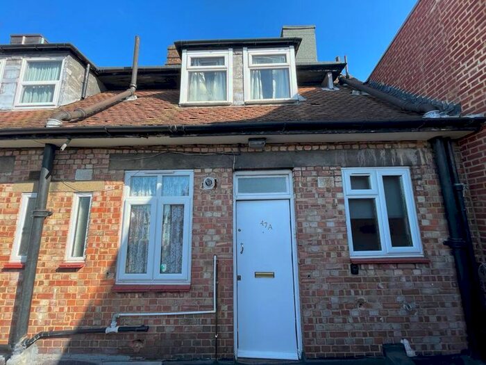 3 Bedroom Flat To Rent In Manor Park Crescent, Edgware, HA8