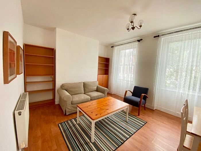 1 Bedroom Flat To Rent In Woodstock Grove, Shepherds Bush, London, W12