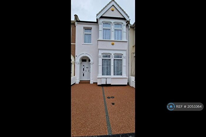 2 Bedroom Flat To Rent In Kimberley Avenue, Ilford, IG2