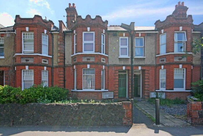3 Bedroom Flat To Rent In Villiers Road, Kingston Upon Thames, KT1