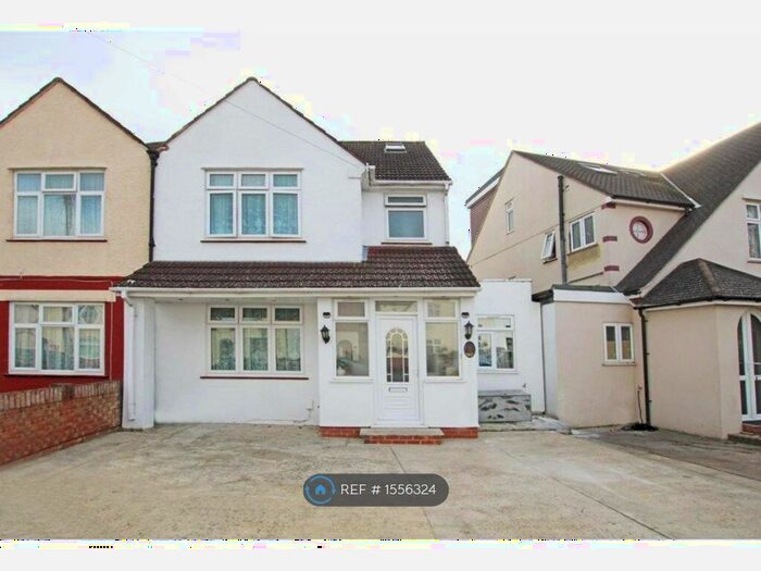 4 Bedroom Semi-Detached House To Rent In United Kingdom, Hounslow, TW3