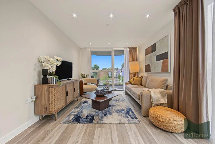 2 Bedroom Flat For Sale In Link Drive, Hatfield, AL10
