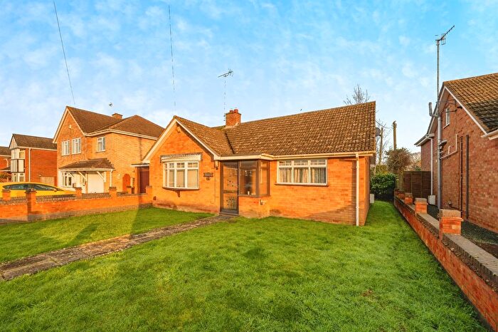 2 Bedroom Detached Bungalow For Sale In Stonebow Road, Drakes Broughton, Pershore, WR10