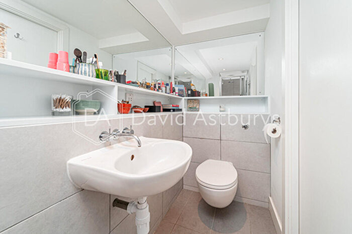 1 Bedroom Flat To Rent In Kingsway Place, Clerkenwell, London, EC1R