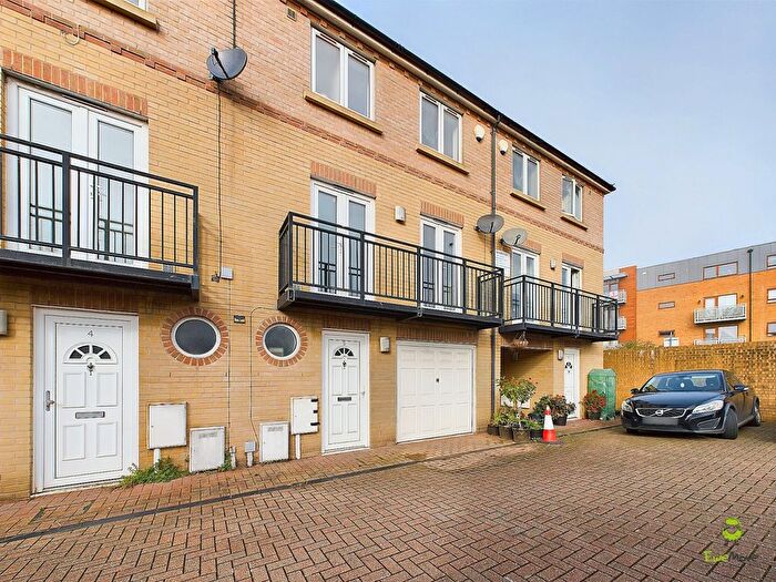 4 Bedroom Town House To Rent In Marston Court, Greenhithe, DA9