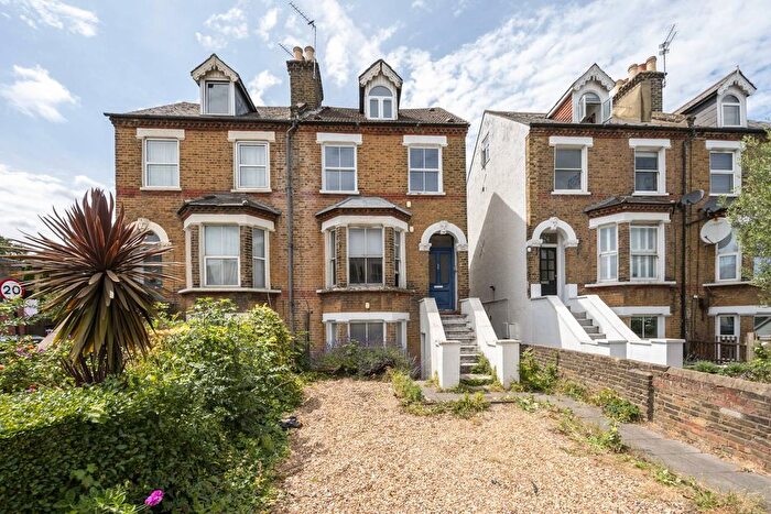 2 Bedroom Flat To Rent In Merton Road, Wandsworth, London, SW18