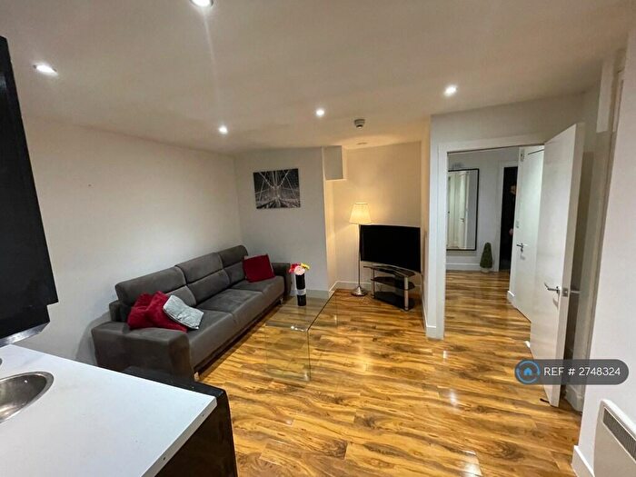 3 Bedroom Flat To Rent In The Lock Building, Manchester, M1