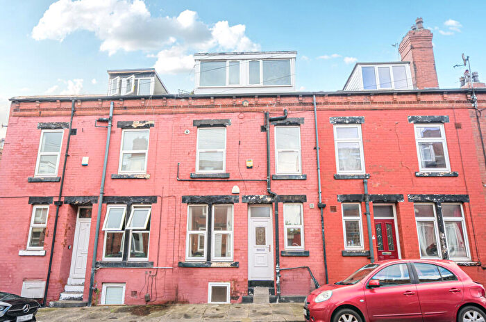 4 Bedroom Terraced House For Sale In Knowle Grove, Burley, Leeds, LS4