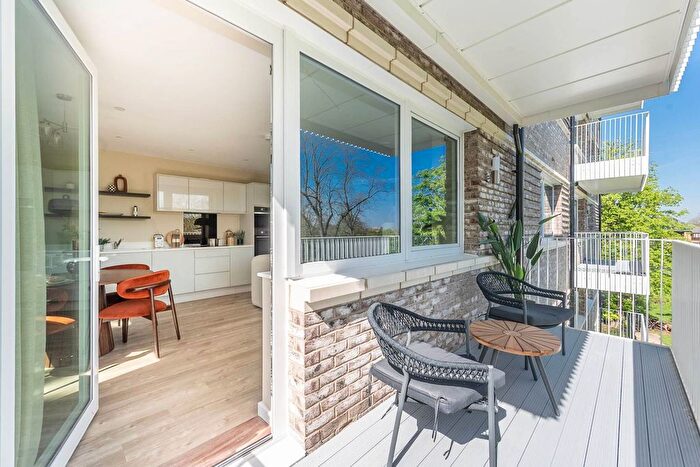 2 Bedroom Flat For Sale In Southall Grove, Southall, UB1