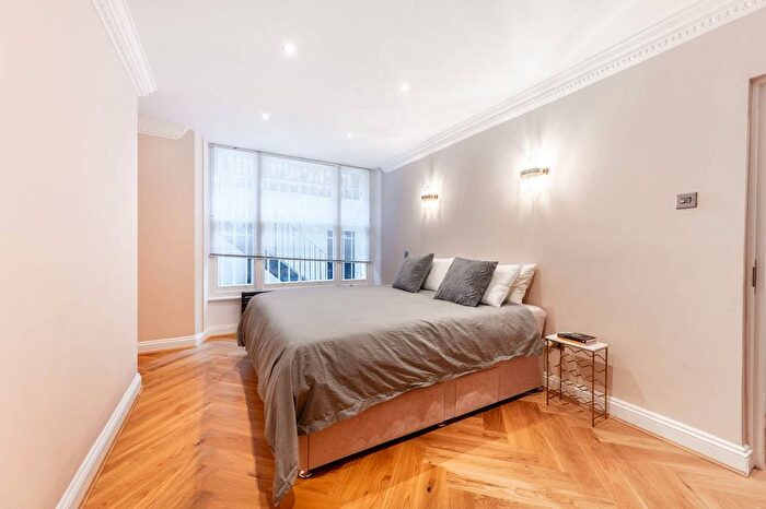 2 Bedroom Flat For Sale In Clanricarde Gardens, Notting Hill, London, W2
