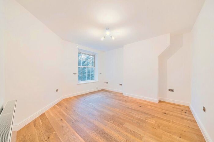 2 Bedroom Flat To Rent In Deloraine House, Tanners Hill, Deptford, London, SE8