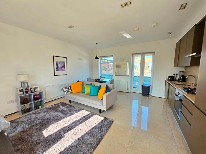 2 Bedroom Flat To Rent In Grosvenor Court, Hale Lane, NW7