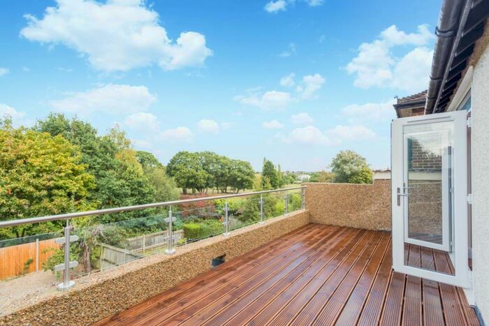 3 Bedroom Detached House To Rent In Grosvenor Road London, N10