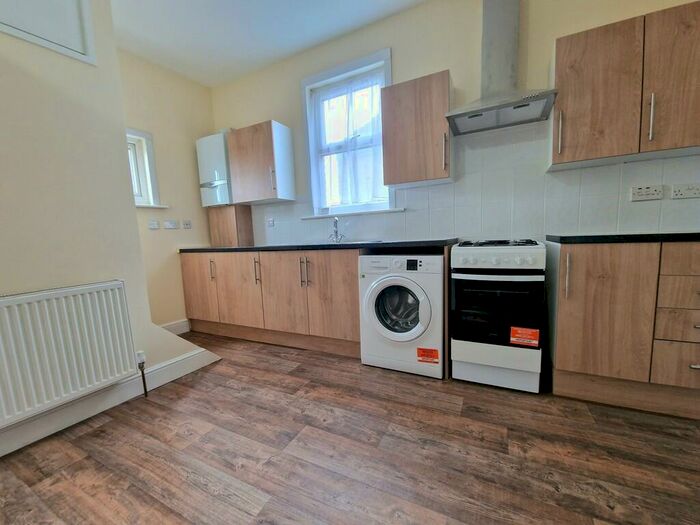 3 Bedroom Flat To Rent In Green Lanes, Palmers Green, N13