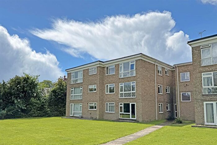 1 Bedroom Flat For Sale In Grovelands, Horley, RH6